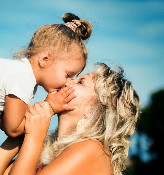 Mutter spielt mit ihrem Kind — Stockfoto