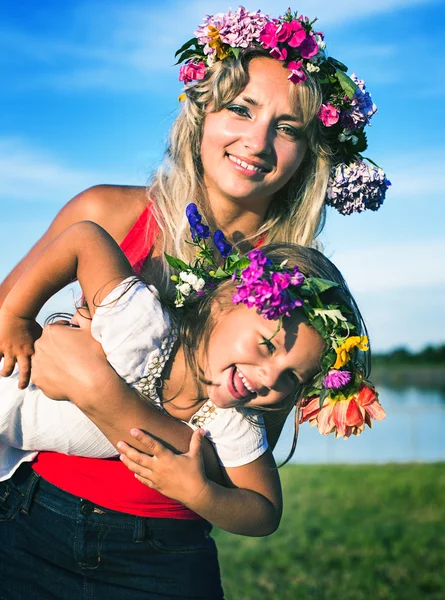 Madre jugando con su hijo — Foto de Stock