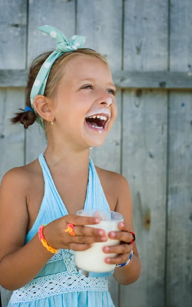 Portrait d'enfants avec lait — Photo