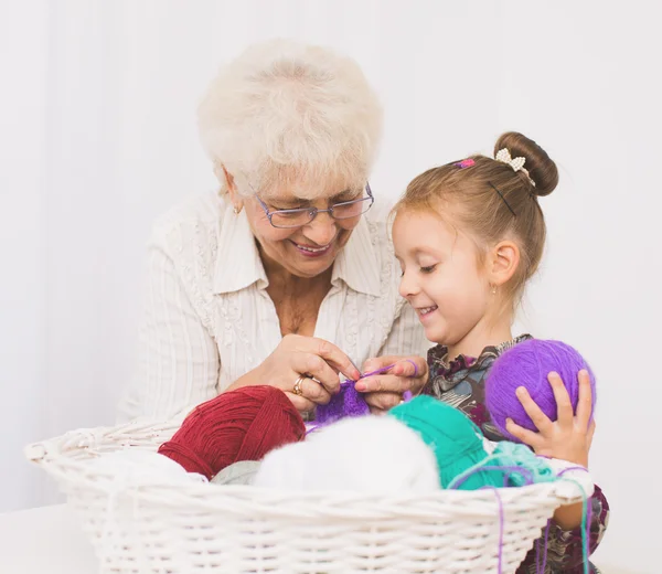 Niña y su nieta tejiendo — Foto de Stock