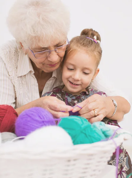 Holčička a její vnučka, pletení — Stock fotografie