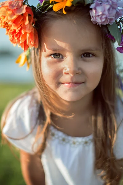 Portret van een schattig klein meisje — Stockfoto