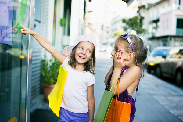 Kleine meisjes met shopping tassen — Stockfoto