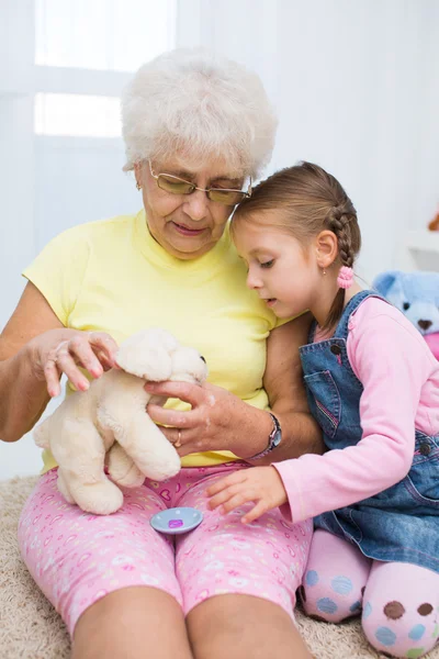 Petite fille joue avec grand-mère — Photo