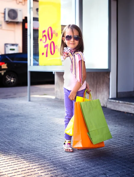 Bambina con le borse della spesa — Foto Stock