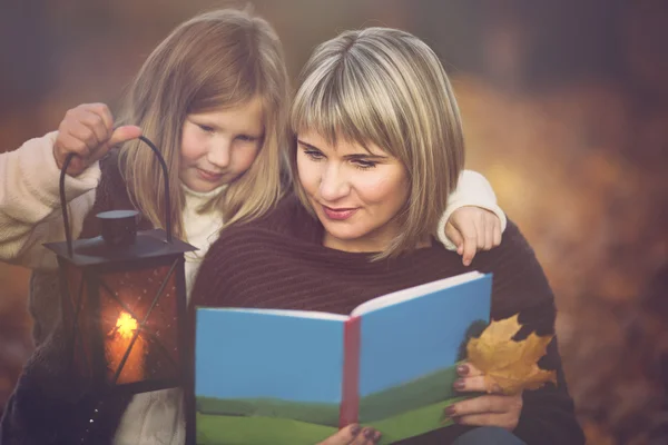 Sonbahar Portre Kızı Açık Havada Bir Kitap Okuma Ile Anne — Stok fotoğraf