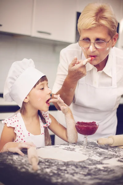 Glad familj matlagning — Stockfoto