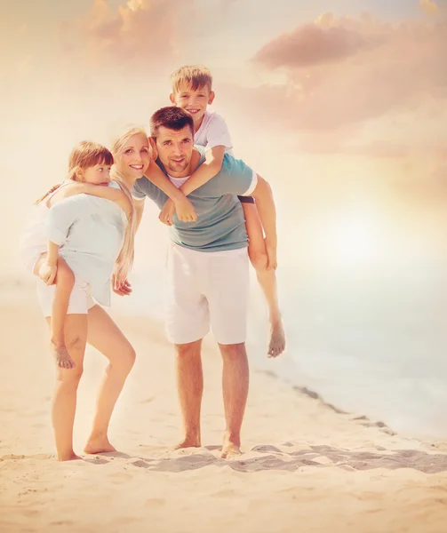 Familie, Urlaub, Tourismuskonzept — Stockfoto