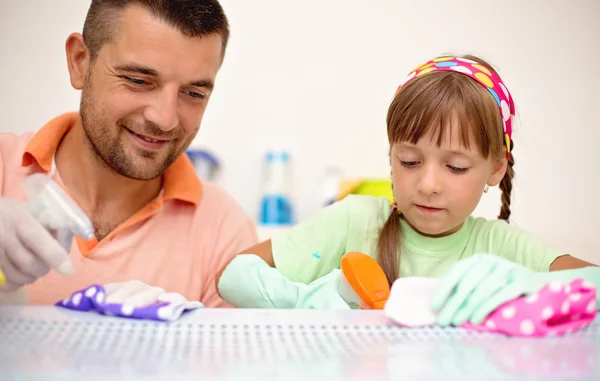 Persone, lavori domestici, pulizia e concetto di famiglia — Foto Stock