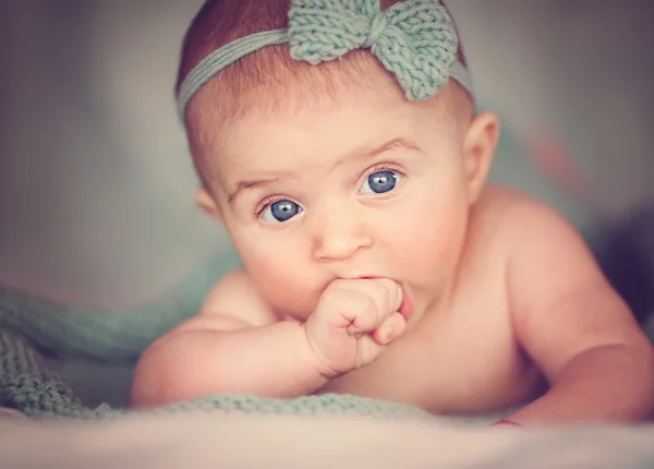 El niño, la gente y el concepto de felicidad - bebé adorable —  Fotos de Stock