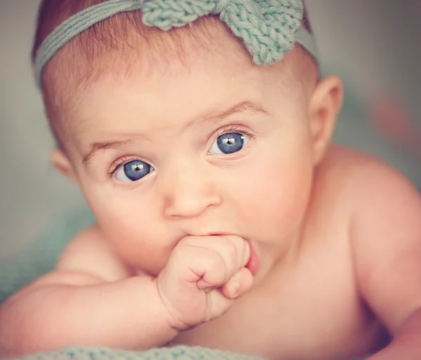 Gyermek, az emberek és a boldogság fogalmát - imádnivaló baba — Stock Fotó