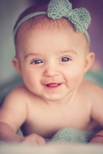 Criança, pessoas e conceito de felicidade - bebê adorável — Fotografia de Stock
