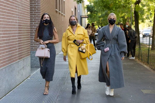 Estilo Rua Milan Fashion Week Primavera Verão 2021 — Fotografia de Stock