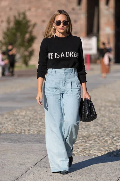 Street Style Milaan Fashion Week Voorjaar Zomer 2021 — Stockfoto