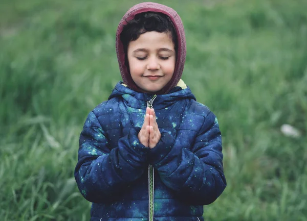 Boldog Kisgyerek Meditál Zöld Mezőn Jóga Pózol Namaste Kezek Stock Fotó