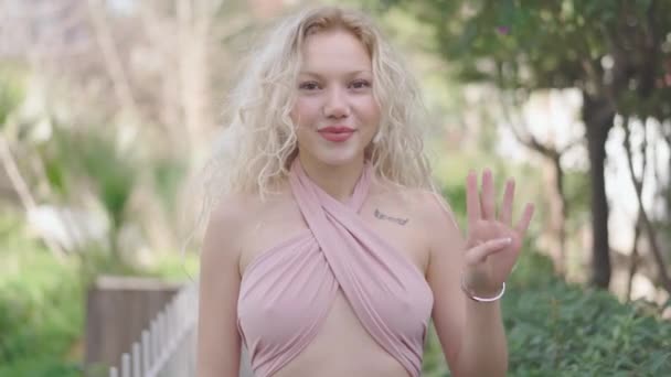 Junges Kaukasisches Schönes Und Sexy Model Macht Eine Glückliche Geste — Stockvideo