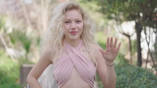 Mladá Běloška Krásná Sexy Modelka Dělá Šťastné Gesto Rukou Podepisuje — Stock video