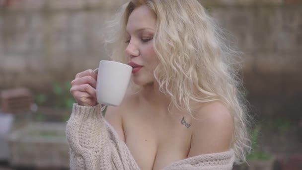 Detailní portrét pěkné multi-race blond, krásné, sexy, elegantní mladá žena pije kávu. Každodenní život, móda, krása. Ženské portréty.