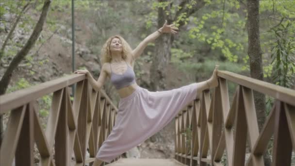 Щаслива Блондинка Займається Йогою Практикуючи Здоровий Спосіб Життя Розвиток Духовної — стокове відео