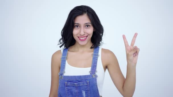 Показуючи Два Пальці Руками Жест Спрямовуючи Руку Посміхаючись Впевнено Щасливий — стокове відео