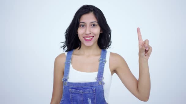 Giovane Donna Bruna Mostrando Numero Uno Con Dito Alzando Dito — Video Stock