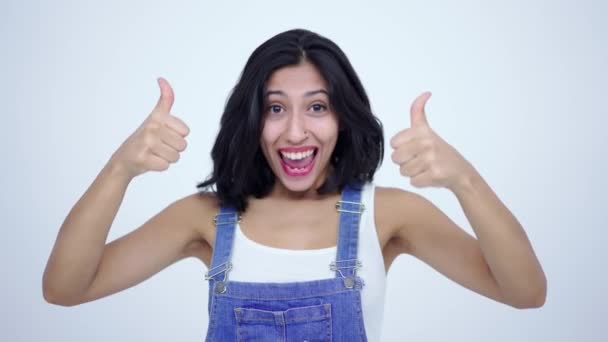 Urocza Wesoła Piękna Meksykańska Pozytywna Kobieta Pokazuje Kciuki Górę Patrzy — Wideo stockowe