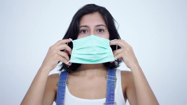 Frau Setzt Chirurgische Gesichtsmaske Zum Schutz Vor Ausbruch Des Coronavirus — Stockvideo