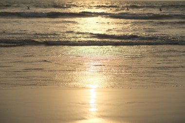 Sahilde gün batımı