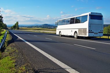 Beyaz otobüs kırsal manzara içinde boş bir yolda sürüş