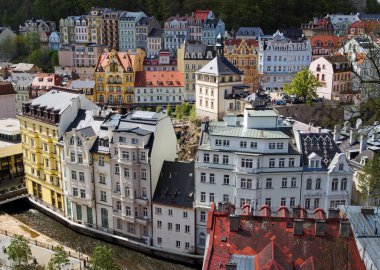 Ormanlık Vadisi'ndeki tarihi kent görünümü. Şehir, Karlovy Vary, Çek Cumhuriyeti. Renkli cephe ile eski evleri. Yukarıdan görüntülemek.