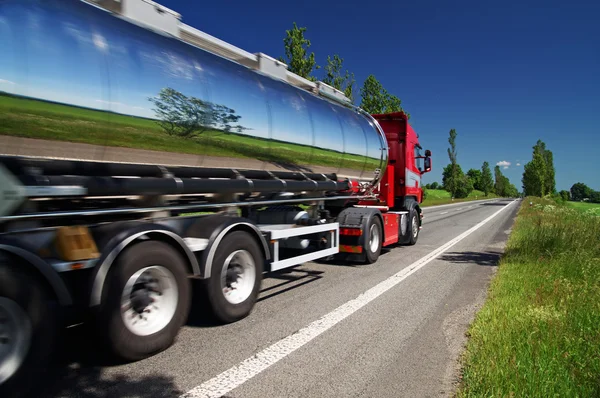 Mirroring van het landschap chroom tankwagen verplaatsen op een snelweg Stockfoto