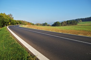 Boş asfalt yol kırsalında, eğimli yol