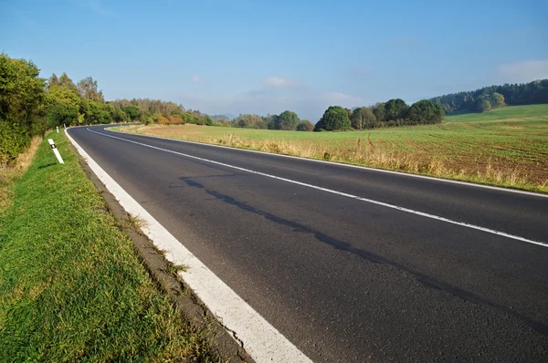 Camino de asfalto vacío en el campo, curva de la carretera —  Fotos de Stock