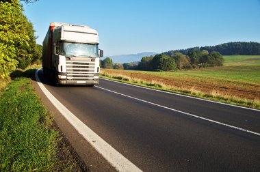 Beyaz kamyon kırsal manzara de yol
