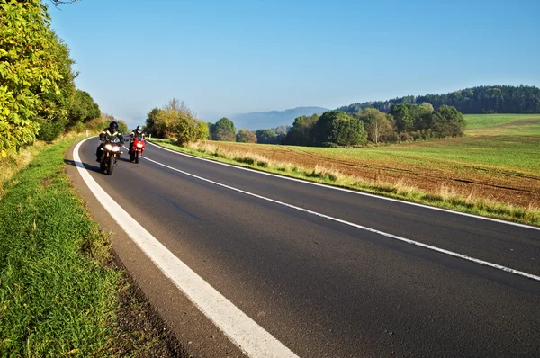 Paesaggio di campagna con strada asfaltata. Due moto su strada . — Foto Stock