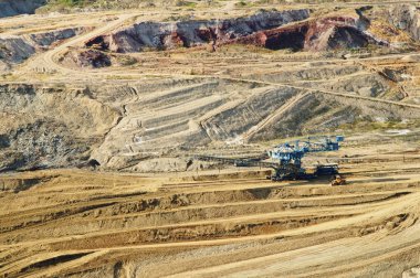 Duvar yüzeyi benim maruz renkli mineraller ile kesici alet alt çukur