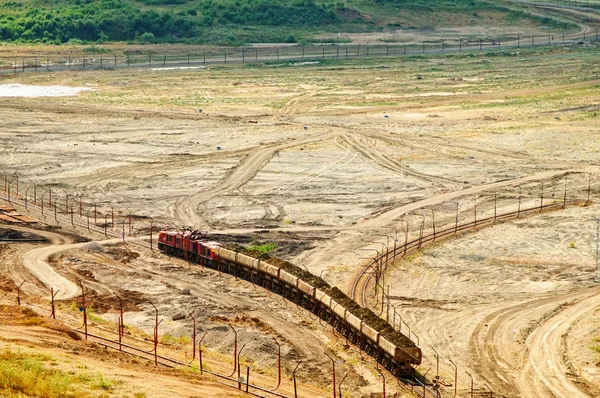 I dagbrott mine, gruvdrift tåg redovisade utgrävda material i spetsen — Stockfoto