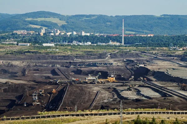 Brown coal mining in surface mine. Mining machinery at the bottom. — Stock Photo, Image