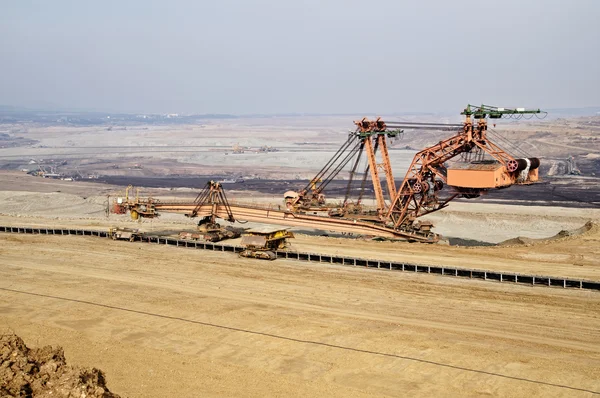 Escavadora de mineração gigante na mina de superfície inferior. Depósitos de carvão marrom . — Fotografia de Stock