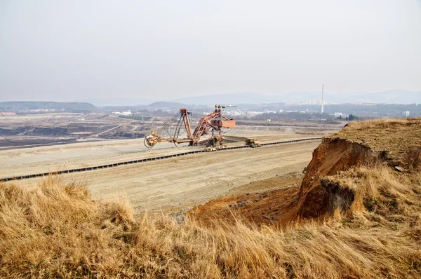 Sobre la mina de carbón de la superficie. Excavadora minera gigante en el fondo de la mina . — Foto de Stock