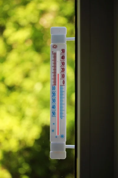 Outdoors thermometer on the window — Stock Photo, Image