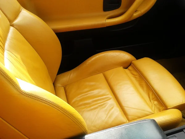 Asiento de vehículo de cuero en forma de deporte amarillo —  Fotos de Stock