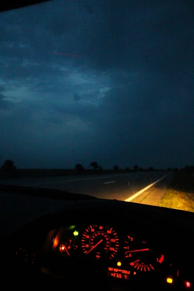 Brandstof eindigen bij nacht — Stockfoto