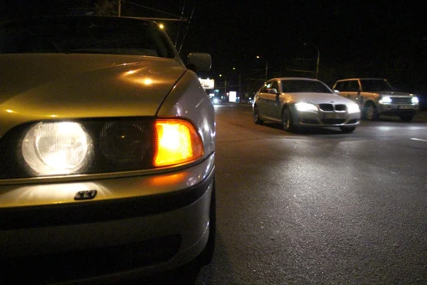 Auto noodhulp verlichting langs weg in een stad — Stockfoto