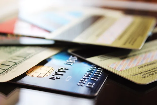Tarjetas de crédito y billetes (macro ) —  Fotos de Stock