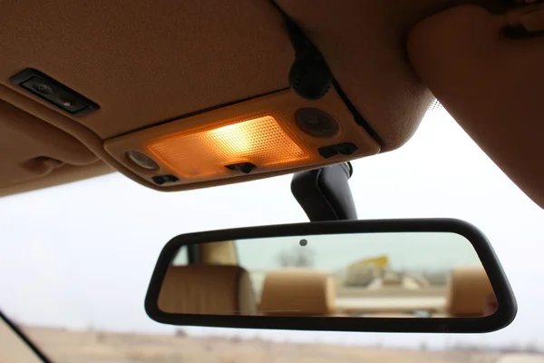 Αυτοκίνητο rearview καθρέφτη με τα φώτα — Φωτογραφία Αρχείου