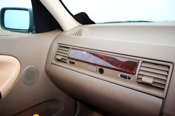 Dashboardkastje van de auto met lucht leidschoepen — Stockfoto