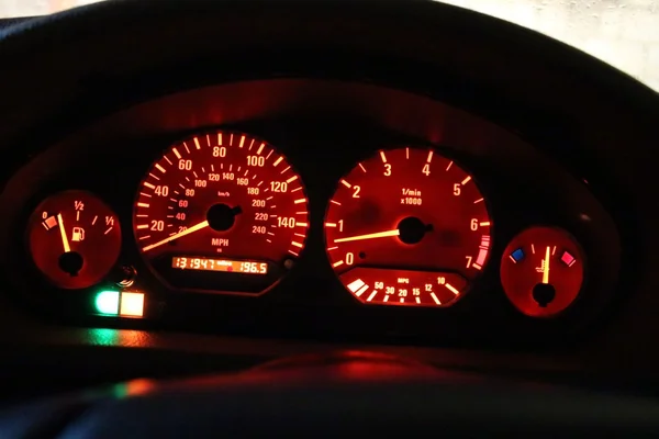 Tablero del coche y luces de control por la noche — Foto de Stock