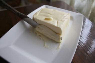 Bıçak tereyağı kesiyor