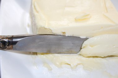 Bıçak tereyağı kesiyor